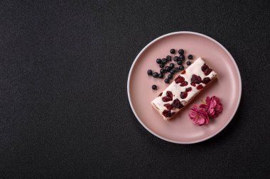 Fındıklı, şam fıstıklı ve narenciye parçalı beyaz karamel. Fındıklı beyaz fındık, festival masası için tatlı.