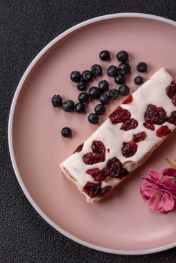 Fındıklı, şam fıstıklı ve narenciye parçalı beyaz karamel. Fındıklı beyaz fındık, festival masası için tatlı.