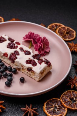 Fındıklı, şam fıstıklı ve narenciye parçalı beyaz karamel. Fındıklı beyaz fındık, festival masası için tatlı.