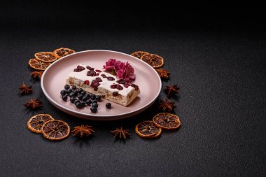 Fındıklı, şam fıstıklı ve narenciye parçalı beyaz karamel. Fındıklı beyaz fındık, festival masası için tatlı.