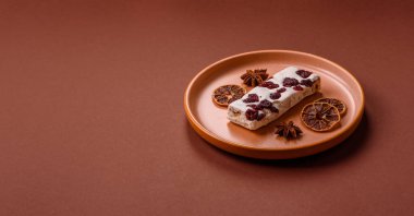 Fındıklı, şam fıstıklı ve narenciye parçalı beyaz karamel. Fındıklı beyaz fındık, festival masası için tatlı.