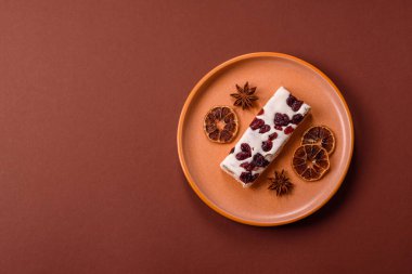 Fındıklı, şam fıstıklı ve narenciye parçalı beyaz karamel. Fındıklı beyaz fındık, festival masası için tatlı.