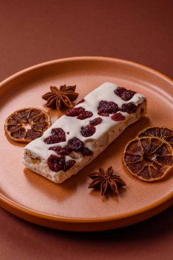 Fındıklı, şam fıstıklı ve narenciye parçalı beyaz karamel. Fındıklı beyaz fındık, festival masası için tatlı.