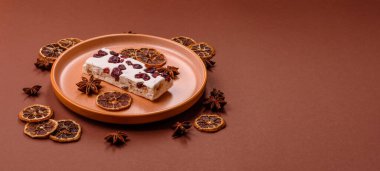 Fındıklı, şam fıstıklı ve narenciye parçalı beyaz karamel. Fındıklı beyaz fındık, festival masası için tatlı.