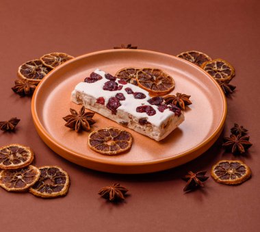 Fındıklı, şam fıstıklı ve narenciye parçalı beyaz karamel. Fındıklı beyaz fındık, festival masası için tatlı.