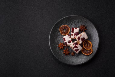 Fındıklı, şam fıstıklı ve narenciye parçalı beyaz karamel. Fındıklı beyaz fındık, festival masası için tatlı.