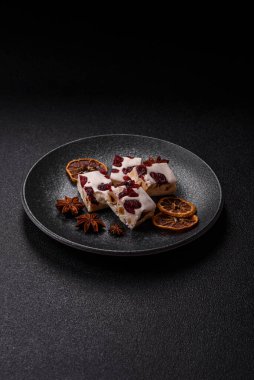 Fındıklı, şam fıstıklı ve narenciye parçalı beyaz karamel. Fındıklı beyaz fındık, festival masası için tatlı.