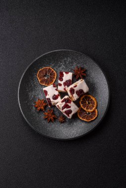 Fındıklı, şam fıstıklı ve narenciye parçalı beyaz karamel. Fındıklı beyaz fındık, festival masası için tatlı.