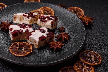 Fındıklı, şam fıstıklı ve narenciye parçalı beyaz karamel. Fındıklı beyaz fındık, festival masası için tatlı.