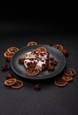 Fındıklı, şam fıstıklı ve narenciye parçalı beyaz karamel. Fındıklı beyaz fındık, festival masası için tatlı.