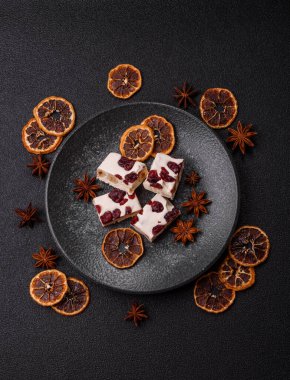 Fındıklı, şam fıstıklı ve narenciye parçalı beyaz karamel. Fındıklı beyaz fındık, festival masası için tatlı.