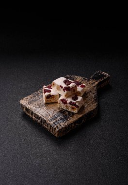 Fındıklı, şam fıstıklı ve narenciye parçalı beyaz karamel. Fındıklı beyaz fındık, festival masası için tatlı.