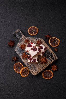 Fındıklı, şam fıstıklı ve narenciye parçalı beyaz karamel. Fındıklı beyaz fındık, festival masası için tatlı.