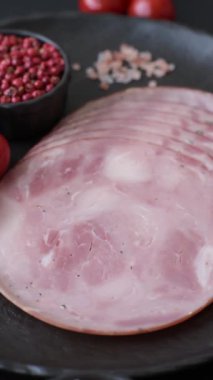 Sandviç için dilimlenmiş jambon, et, domuz ya da hindi sosisi. Jambon dilimleri, yemek, tasarımınız için arka plan