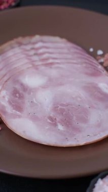 Sandviç için dilimlenmiş jambon, et, domuz ya da hindi sosisi. Jambon dilimleri, yemek, tasarımınız için arka plan