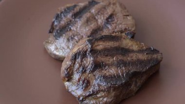 Tuz ve biberli ızgara biftek eti. Biftek ızgarada ızgara. Tasarımın için arka plan olarak.