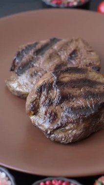 Tuz ve biberli ızgara biftek eti. Biftek ızgarada ızgara. Tasarımın için arka plan olarak.