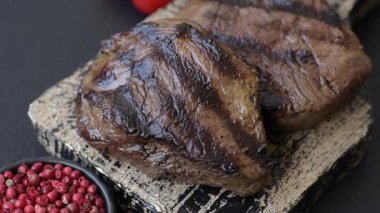 Tuz ve biberli ızgara biftek eti. Biftek ızgarada ızgara. Tasarımın için arka plan olarak.