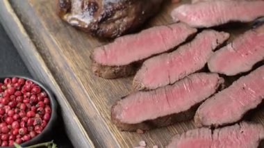 Tuz ve biberli ızgara biftek eti. Biftek ızgarada ızgara. Tasarımın için arka plan olarak.