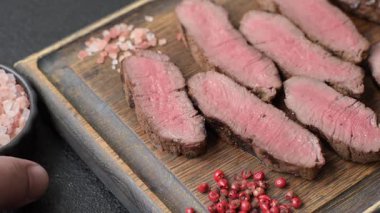Tuz ve biberli ızgara biftek eti. Biftek ızgarada ızgara. Tasarımın için arka plan olarak.