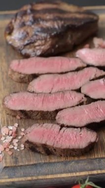 Tuz ve biberli ızgara biftek eti. Biftek ızgarada ızgara. Tasarımın için arka plan olarak.