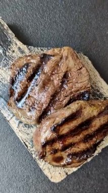 Tuz ve biberli ızgara biftek eti. Biftek ızgarada ızgara. Tasarımın için arka plan olarak.