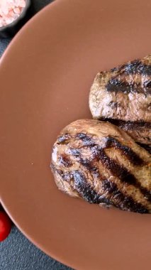 Tuz ve biberli ızgara biftek eti. Biftek ızgarada ızgara. Tasarımın için arka plan olarak.