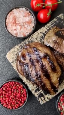 Tuz ve biberli ızgara biftek eti. Biftek ızgarada ızgara. Tasarımın için arka plan olarak.