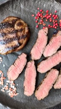 Tuz ve biberli ızgara biftek eti. Biftek ızgarada ızgara. Tasarımın için arka plan olarak.