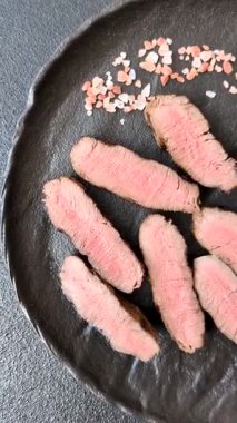 Tuz ve biberli ızgara biftek eti. Biftek ızgarada ızgara. Tasarımın için arka plan olarak.