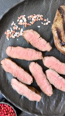 Tuz ve biberli ızgara biftek eti. Biftek ızgarada ızgara. Tasarımın için arka plan olarak.