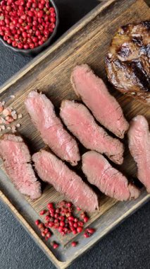 Tuz ve biberli ızgara biftek eti. Biftek ızgarada ızgara. Tasarımın için arka plan olarak.