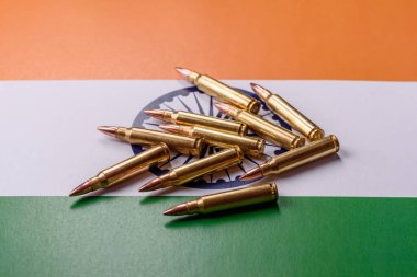 Hindistan 'ın para ve bayrağı cephane ve tank ile bir silah ve savaş hazırlığı konsepti olarak. Hindistan ve silahlar, ülkenin saldırıya karşı savunması.