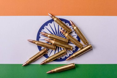 Hindistan 'ın para ve bayrağı cephane ve tank ile bir silah ve savaş hazırlığı konsepti olarak. Hindistan ve silahlar, ülkenin saldırıya karşı savunması.