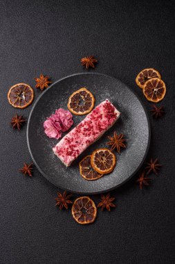 Fındıklı, fıstıklı, şam fıstıklı ve çilekli. Fındıklı beyaz fındık, festival masası için tatlı.