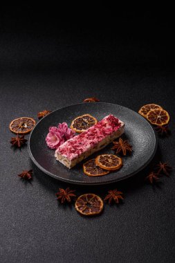 Fındıklı, fıstıklı, şam fıstıklı ve çilekli. Fındıklı beyaz fındık, festival masası için tatlı.