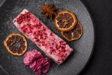 Fındıklı, fıstıklı, şam fıstıklı ve çilekli. Fındıklı beyaz fındık, festival masası için tatlı.