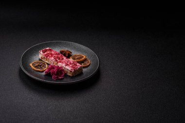 Fındıklı, fıstıklı, şam fıstıklı ve çilekli. Fındıklı beyaz fındık, festival masası için tatlı.