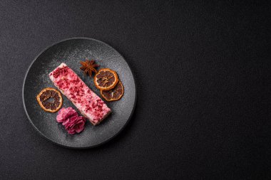 Fındıklı, fıstıklı, şam fıstıklı ve çilekli. Fındıklı beyaz fındık, festival masası için tatlı.