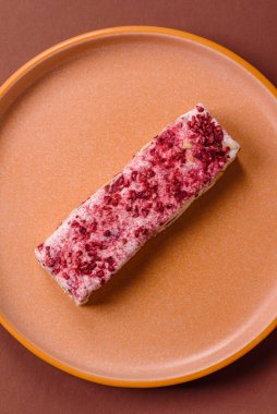 Fındıklı, fıstıklı, şam fıstıklı ve çilekli. Fındıklı beyaz fındık, festival masası için tatlı.