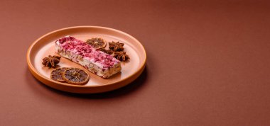 Fındıklı, fıstıklı, şam fıstıklı ve çilekli. Fındıklı beyaz fındık, festival masası için tatlı.