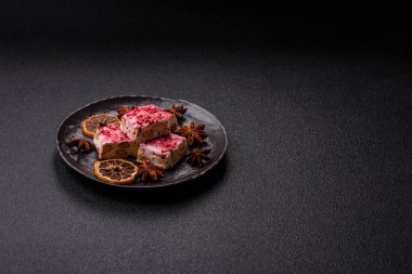 Fındıklı, fıstıklı, şam fıstıklı ve çilekli. Fındıklı beyaz fındık, festival masası için tatlı.