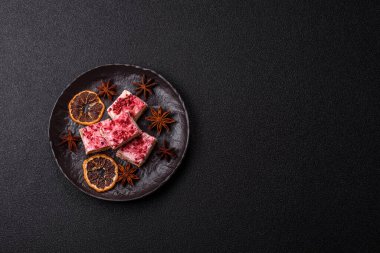 Fındıklı, fıstıklı, şam fıstıklı ve çilekli. Fındıklı beyaz fındık, festival masası için tatlı.