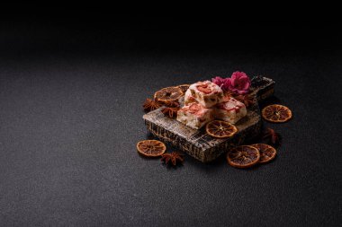 Fındıklı, fıstıklı, şam fıstıklı ve çilekli. Fındıklı beyaz fındık, festival masası için tatlı.