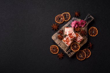 Fındıklı, fıstıklı, şam fıstıklı ve çilekli. Fındıklı beyaz fındık, festival masası için tatlı.