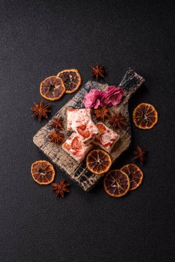 Fındıklı, fıstıklı, şam fıstıklı ve çilekli. Fındıklı beyaz fındık, festival masası için tatlı.