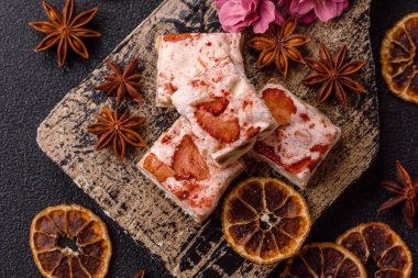 Fındıklı, fıstıklı, şam fıstıklı ve çilekli. Fındıklı beyaz fındık, festival masası için tatlı.