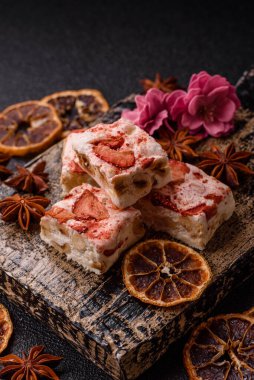 Fındıklı, fıstıklı, şam fıstıklı ve çilekli. Fındıklı beyaz fındık, festival masası için tatlı.