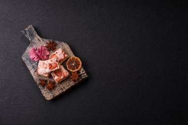 Fındıklı, fıstıklı, şam fıstıklı ve çilekli. Fındıklı beyaz fındık, festival masası için tatlı.