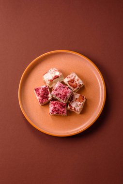 Fındıklı, fıstıklı, şam fıstıklı ve çilekli. Fındıklı beyaz fındık, festival masası için tatlı.